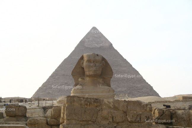 Khufu Pyramid and Sphix in Cairo, Egypt